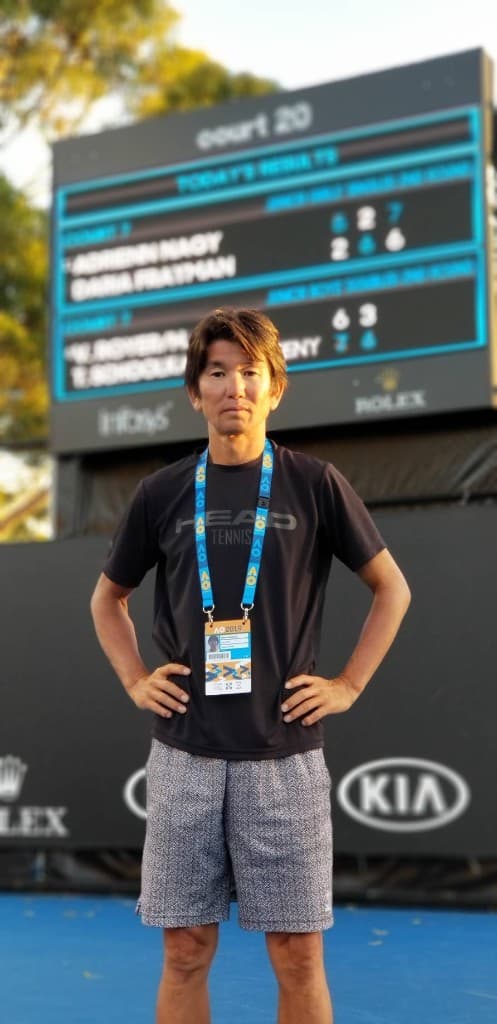 全豪オープンのコート環境で立つ Managing Director 長谷川 光