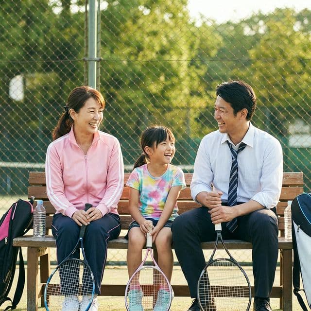 多様な世代の談笑シーン。子供、主婦、ビジネスマンが笑顔で休憩中