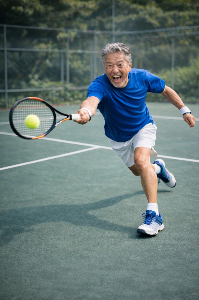 60代の方がテニスで躍動する様子
